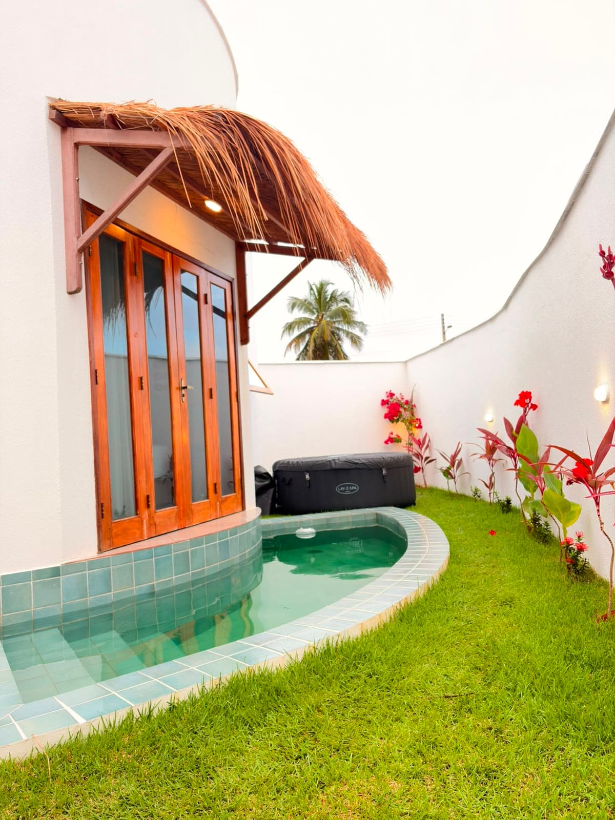 SPA hidromassagem privativo no deck de madeira