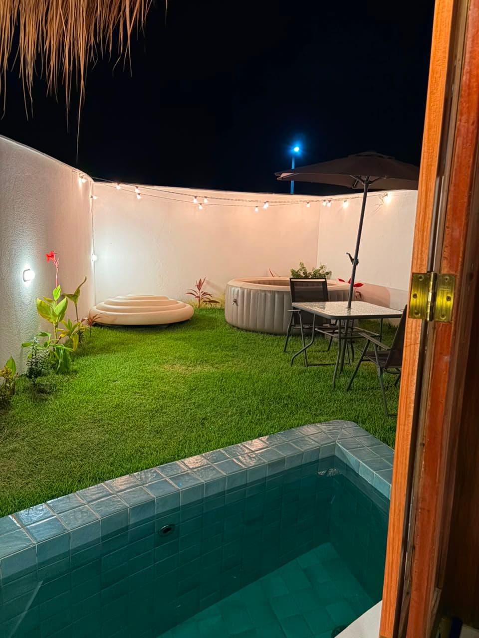 Quintal privativo com deck e área de SPA