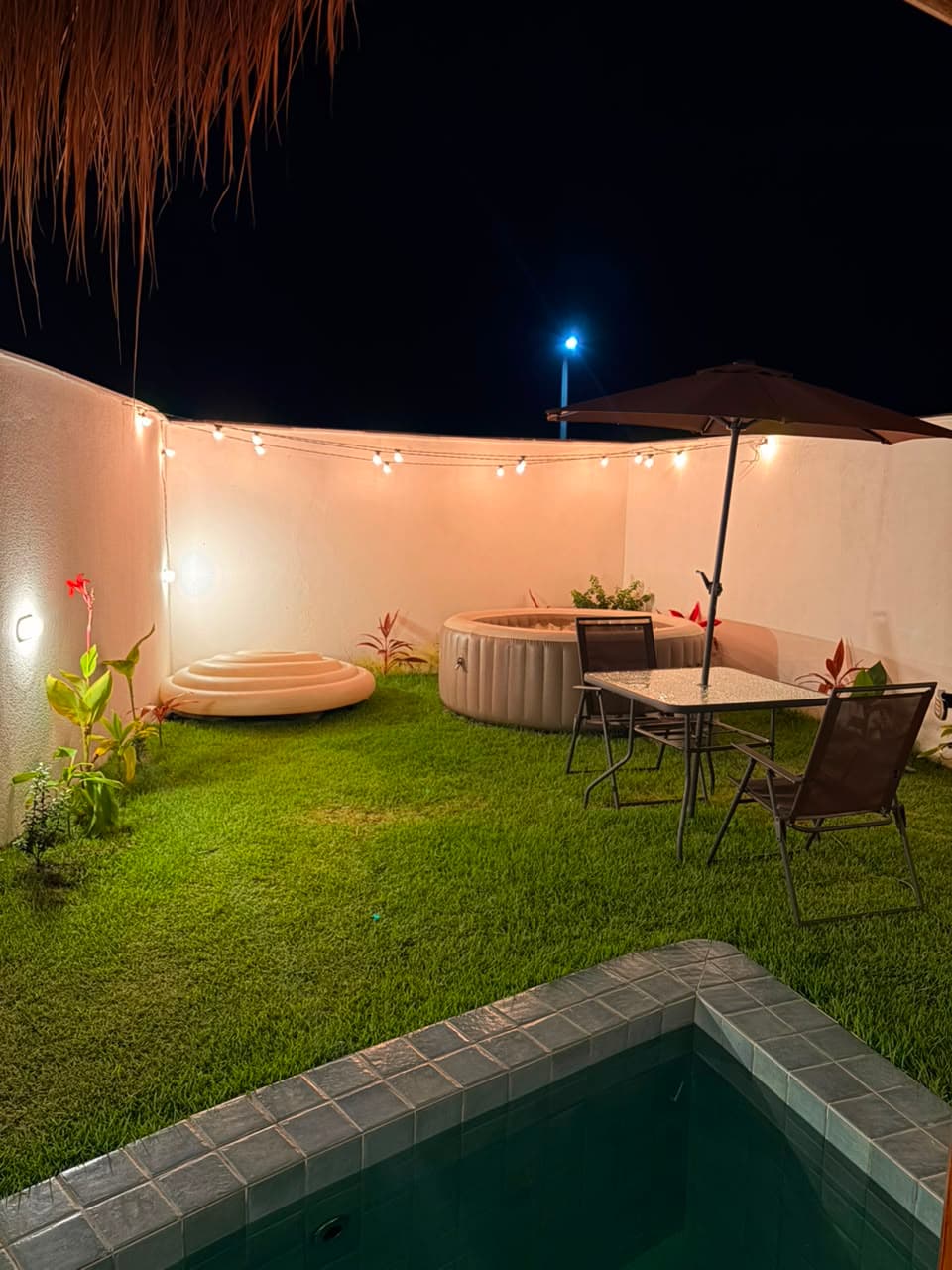 Piscina privativa sob a luz do dia