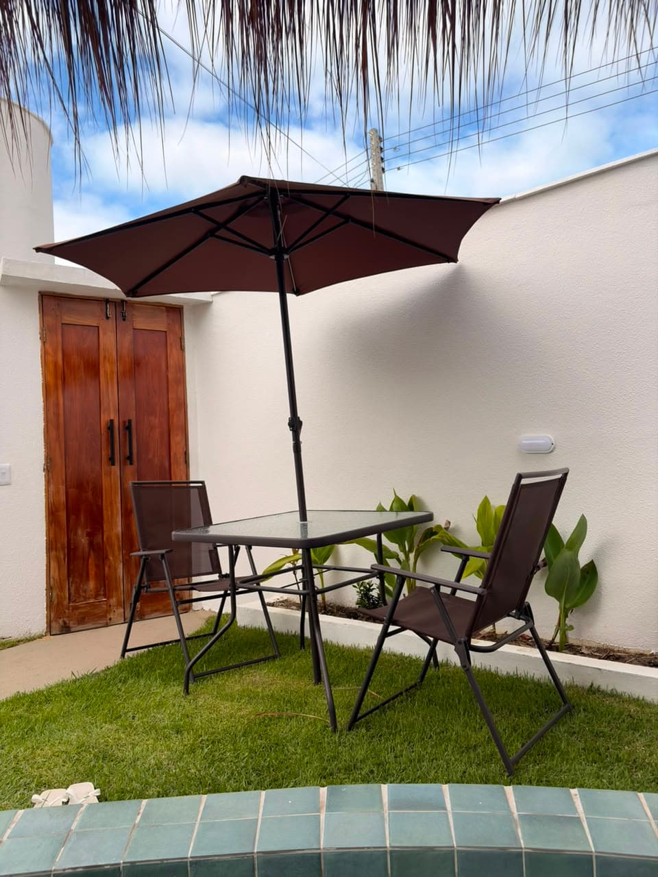 Fachada orgânica e porta de entrada em madeira do bangalô